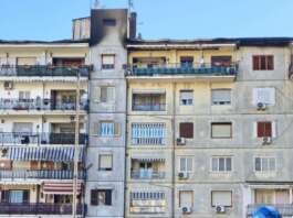 Incendio sul tetto di una palazzina nel napoletano: indagini in corso