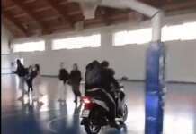 Scuola occupata a Napoli, motorini sfrecciano nella palestra ristrutturata
