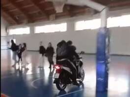 Scuola occupata a Napoli, motorini sfrecciano nella palestra ristrutturata