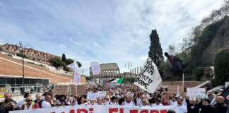 Bradisismo, la protesta dei Campi Flegrei: “Servono sicurezza abitativa e sostegni economici”