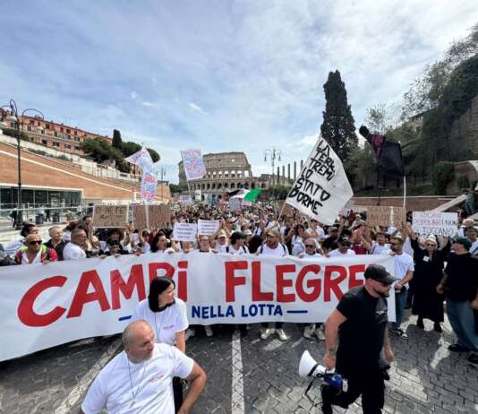 Bradisismo, la protesta dei Campi Flegrei: “Servono sicurezza abitativa e sostegni economici”