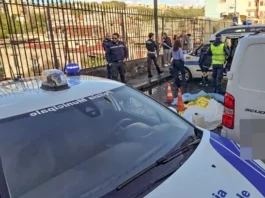 Prima travolto da uno scooter, poi a terra viene investito da un furgoncino: pedone muore
