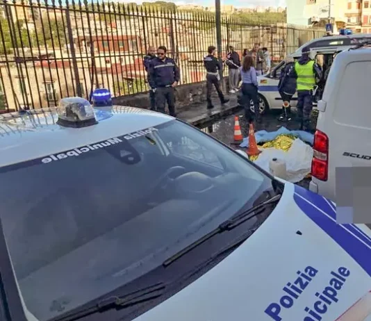 Prima travolto da uno scooter, poi a terra viene investito da un furgoncino: pedone muore
