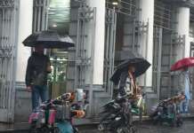Ombrelli, k-way e solidarietà: la perfetta organizzazione dei venditori del Bangladesh a Napoli