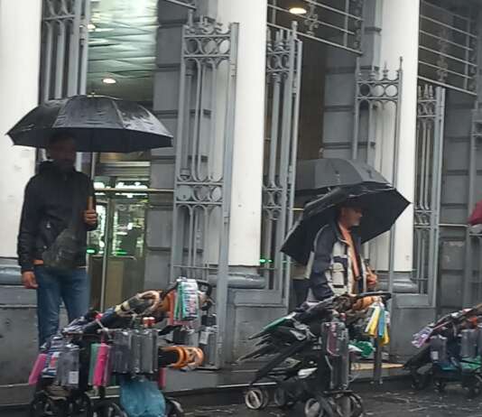 Ombrelli, k-way e solidarietà: la perfetta organizzazione dei venditori del Bangladesh a Napoli