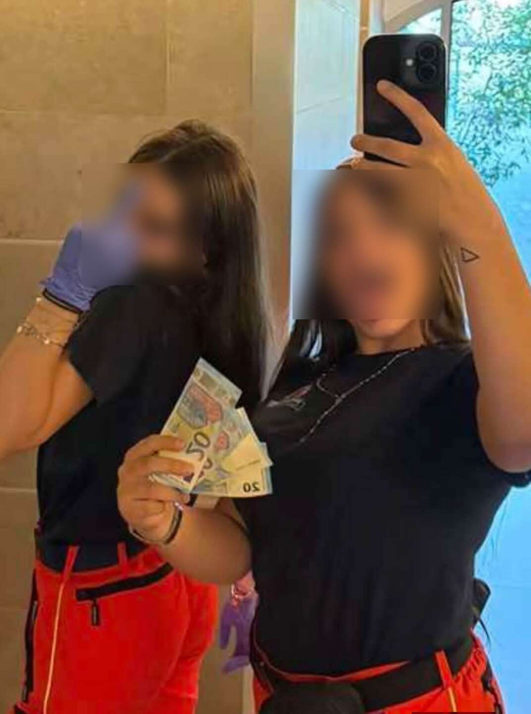 selfie in divisa con dito medio e soldi la denuncia choc di nessuno tocchi ippocrate da Anteprima24.it selfie in divisa con dito medio e soldi la denuncia choc di nessuno tocchi ippocrate