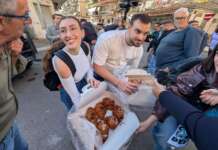 Sciopero a Napoli, sfogliatelle alla polizia: “Non siete voi il problema”