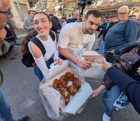 Sciopero a Napoli, sfogliatelle alla polizia: “Non siete voi il problema”