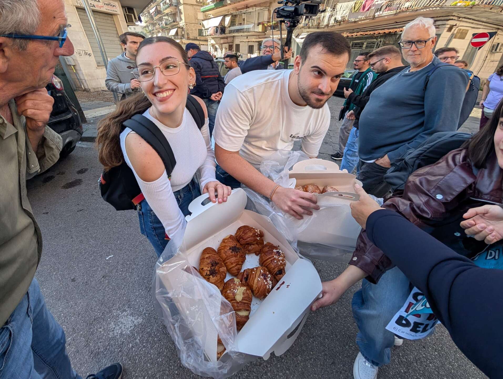 sciopero a napoli sfogliatelle alla polizia non siete voi il problema da Anteprima24.it sciopero a napoli sfogliatelle alla polizia non siete voi il problema