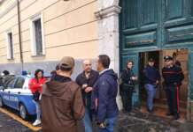 Mensa scolastica, la protesta dei genitori sotto la pioggia: a Palazzo Mosti nessuno li riceve