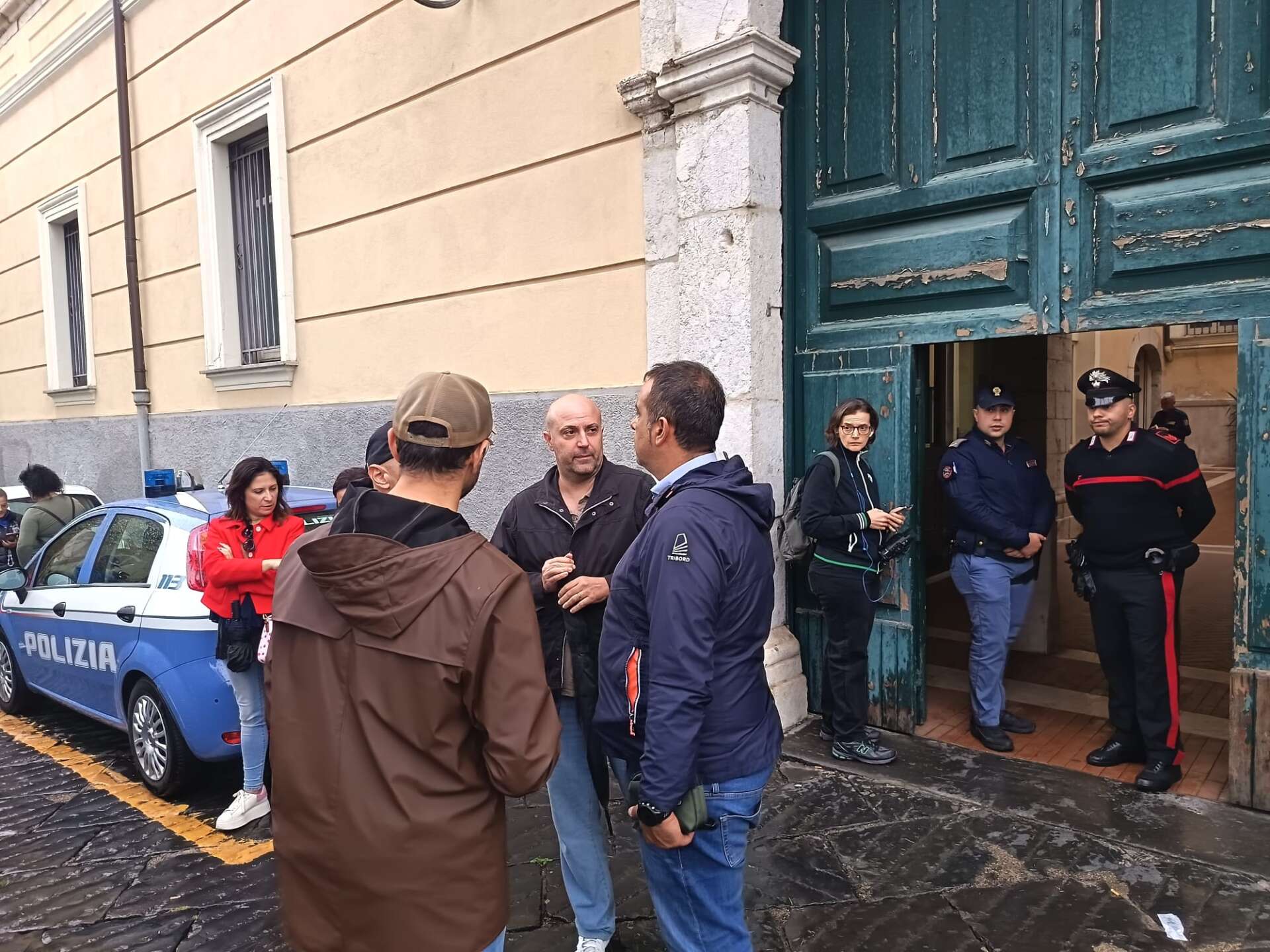 mensa scolastica la protesta dei genitori sotto la pioggia a palazzo mosti nessuno li riceve da Anteprima24.it mensa scolastica la protesta dei genitori sotto la pioggia a palazzo mosti nessuno li riceve