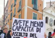 Studenti in corteo, a Salerno l’ironia vince sulla violenza