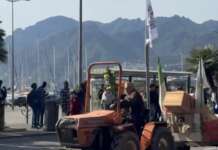Salerno, paralisi traffico: corteo dei trattori protesta trattori
