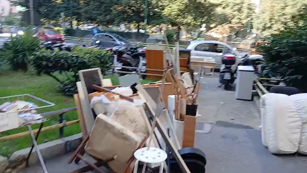 napoli arredamento intero di casa depositato davanti a stazione medaglie d8217oro da Anteprima24.it napoli arredamento intero di casa depositato davanti a stazione medaglie d8217oro