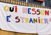 ‘Nessun* è stranier*’: striscione sul balcone di una scuola di Salerno