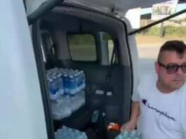 Caro carburanti, il nobile gesto dei tassisti: bottiglie d’acqua per camionisti in protesta