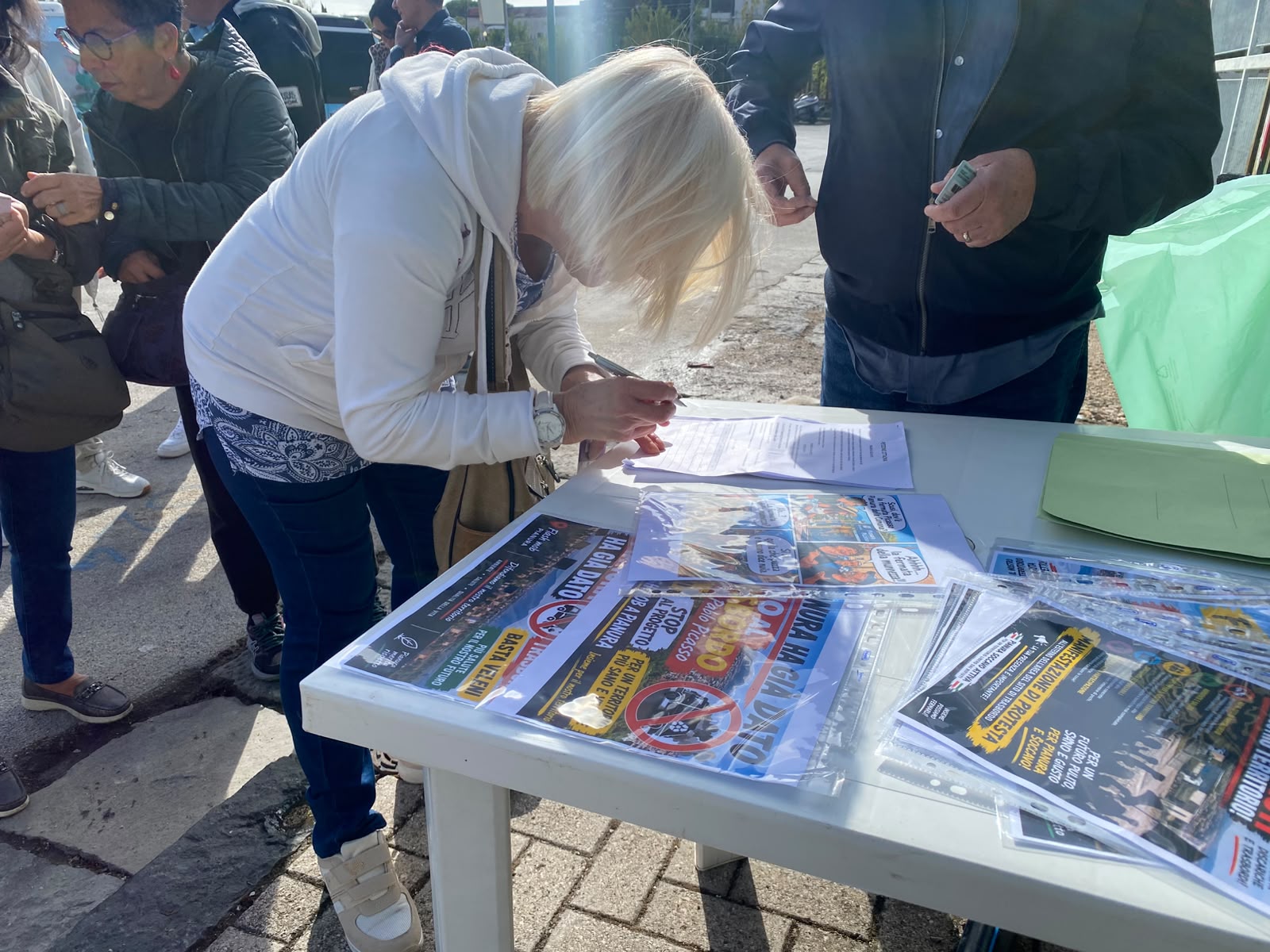 pianura in piazza contro il trasbordo rifiuti asia rabbia sfiducia e oltre 1000 firme per fermare l8217opera da Anteprima24.it pianura in piazza contro il trasbordo rifiuti asia rabbia sfiducia e oltre 1000 firme per fermare l8217opera
