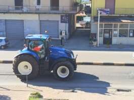 Protesta per il carovita, trattori in marcia verso Caserta e Salerno trattori