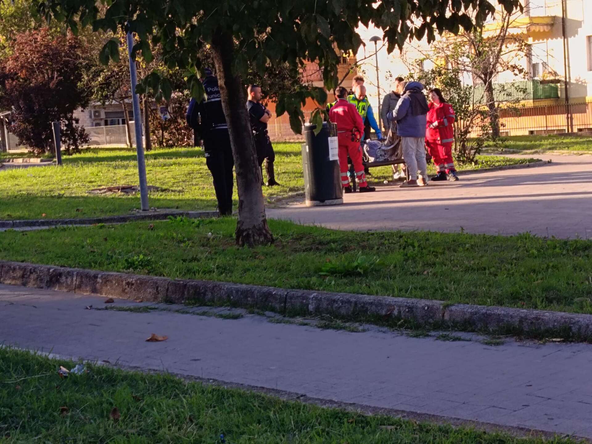 uomo segnalato in stato di incoscienza sulla panchina portato in ospedale da Anteprima24.it uomo segnalato in stato di incoscienza sulla panchina portato in ospedale