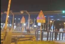 Martusciello dirige il traffico e la minaccia di darsi fuoco con acqua e menta: tutto quello che non serve alla protesta