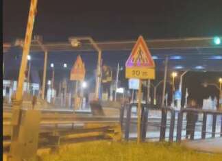 Martusciello dirige il traffico e la minaccia di darsi fuoco con acqua e menta: tutto quello che non serve alla protesta