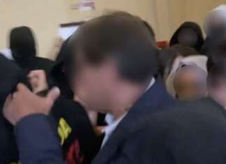 Napoli, tensione e spintoni al liceo Genovesi occupato: scambio d’accuse preside-studenti