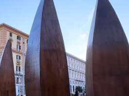 Appalto diretto Comune di Napoli, spesi 170.000 euro in opera temporanea e mostra: botta e risposta
